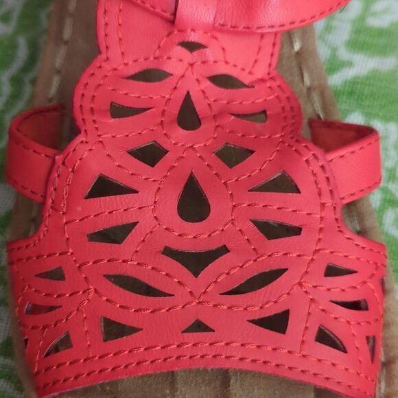 Cliffs by white mountain red sandals - Picture 7 of 10